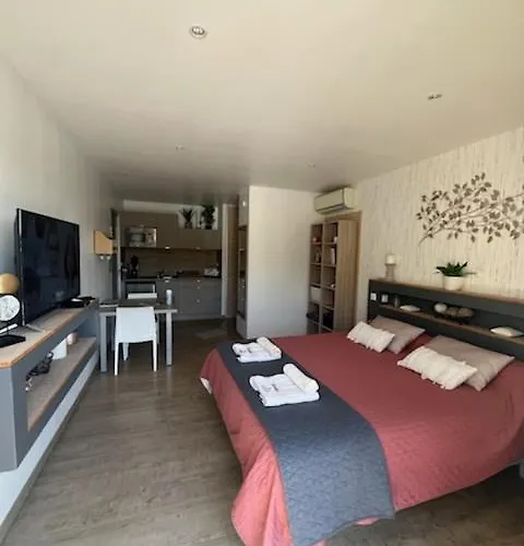 Au Bien Etre Bed & Breakfast 4*